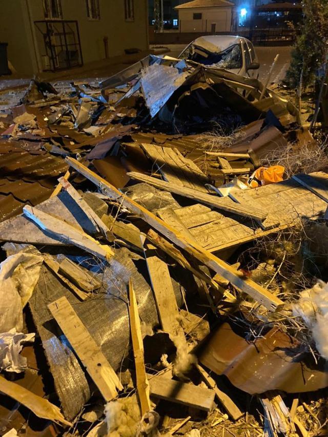 Fırtına kenti birbirine kattı! Şiddetli rüzgarda üzerine çatı düşen engelli adam feci şekilde can verdi Fırtına kenti birbirine kattı! Şiddetli rüzgarda üzerine çatı düşen engelli adam feci şekilde can verdi