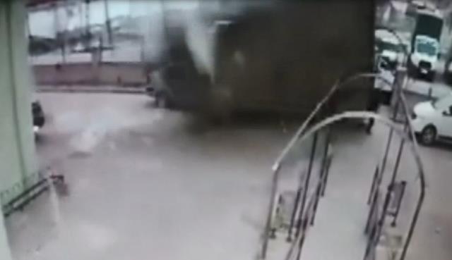 Fırtına kenti birbirine kattı! Şiddetli rüzgarda üzerine çatı düşen engelli adam feci şekilde can verdi Fırtına kenti birbirine kattı! Şiddetli rüzgarda üzerine çatı düşen engelli adam feci şekilde can verdi