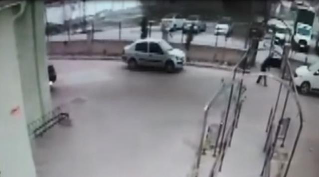 Fırtına kenti birbirine kattı! Şiddetli rüzgarda üzerine çatı düşen engelli adam feci şekilde can verdi Fırtına kenti birbirine kattı! Şiddetli rüzgarda üzerine çatı düşen engelli adam feci şekilde can verdi