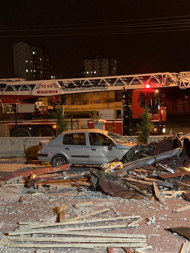 Fırtına kenti birbirine kattı! Şiddetli rüzgarda üzerine çatı düşen engelli adam feci şekilde can verdi Fırtına kenti birbirine kattı! Şiddetli rüzgarda üzerine çatı düşen engelli adam feci şekilde can verdi