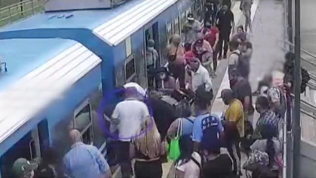 Trenin geçtiği sırada raylara düşen kadının inanılmaz kurtuluşu