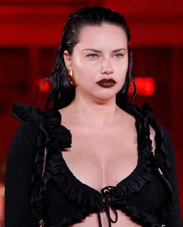 3. kez hamile olan Adriana Lima'nın göbeğinin şekli herkesi şaşkına çevirdi: 20 yıllık ebeyim ilk kez böyle gördüm 3. kez hamile olan Adriana Lima'nın göbeğinin şekli herkesi şaşkına çevirdi: 20 yıllık ebeyim ilk kez böyle gördüm