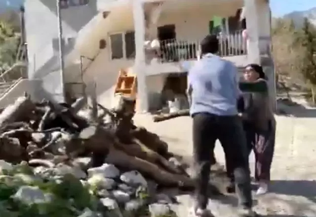 Antalya'da 'köpeği yolda gezdiremezsin' kavgası Antalya'da 'köpeği yolda gezdiremezsin' kavgası