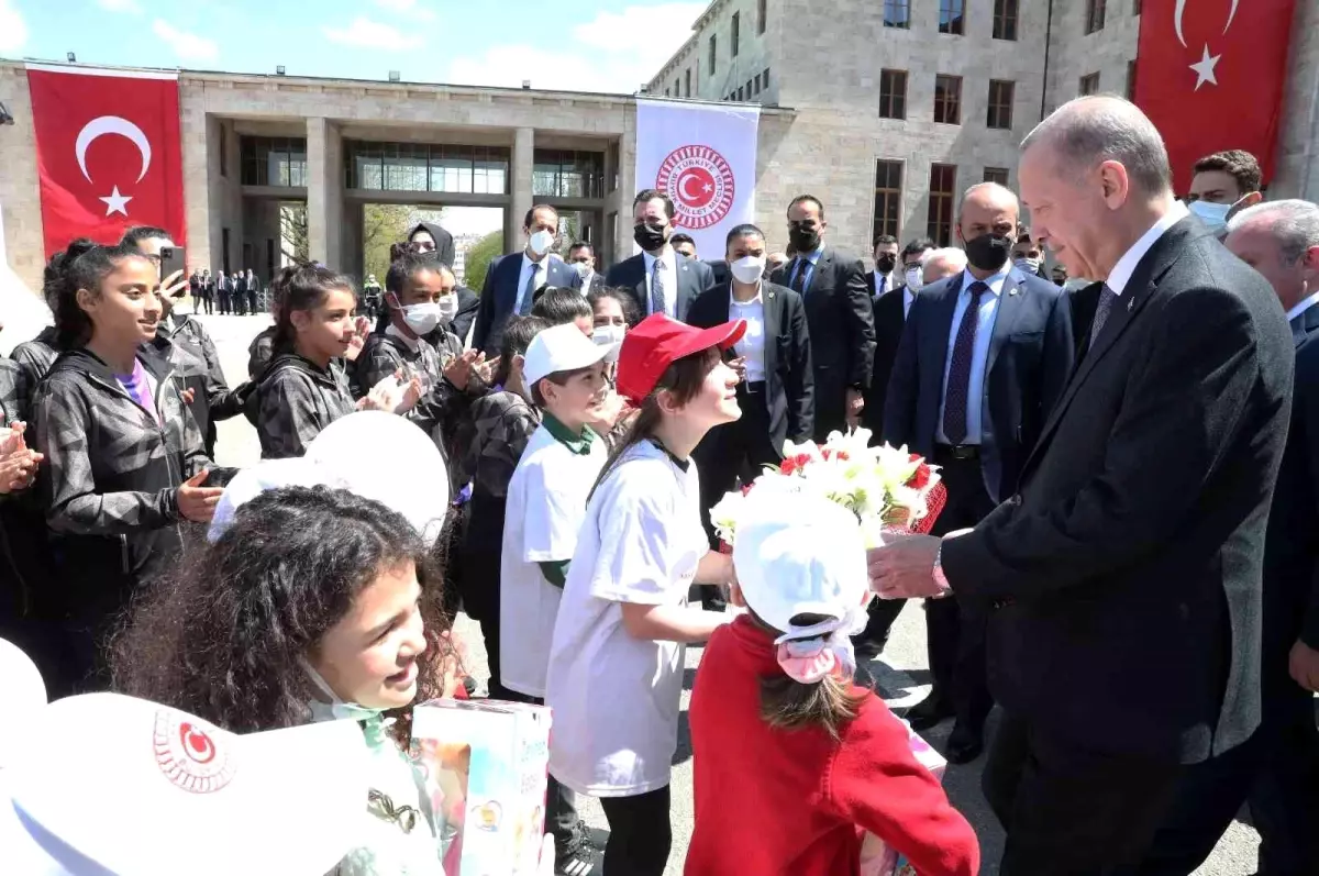 Cumhurbaşkanı Erdoğan, Meclis'te karşılaştığı çocuklarla uzun süre sohbet etti