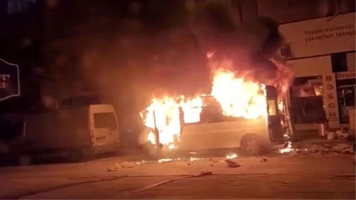 İşçileri taşıyan transit, sürücünün kontağı çevirmesiyle bir anda patlayıp alev topuna döndü! O anlar kamerada