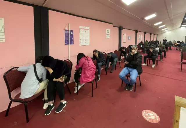 Jandarmayı görünce kumar aletlerini asitle yok etmek istemişler: Sözde sendikaya kumar baskını kamerada Jandarmayı görünce kumar aletlerini asitle yok etmek istemişler: Sözde sendikaya kumar baskını kamerada