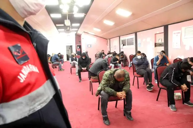 Jandarmayı görünce kumar aletlerini asitle yok etmek istemişler: Sözde sendikaya kumar baskını kamerada Jandarmayı görünce kumar aletlerini asitle yok etmek istemişler: Sözde sendikaya kumar baskını kamerada