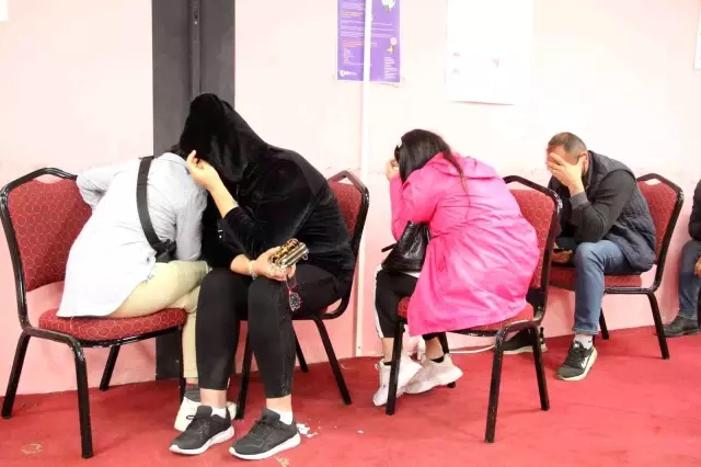 Jandarmayı görünce kumar aletlerini asitle yok etmek istemişler: Sözde sendikaya kumar baskını kamerada Jandarmayı görünce kumar aletlerini asitle yok etmek istemişler: Sözde sendikaya kumar baskını kamerada