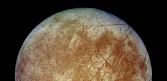 Jüpiter'in Uydusundaki Su, Yüzeye Çok Yakın'