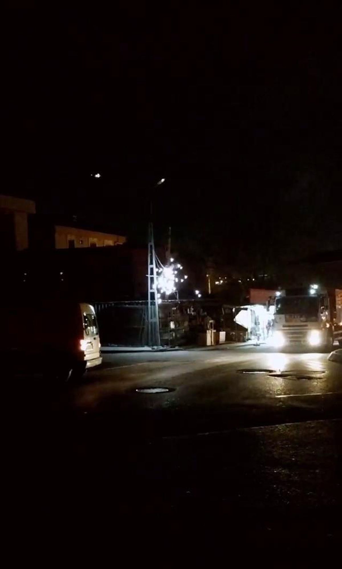 Patlayan elektrik telleri mahallede paniğe neden oldu