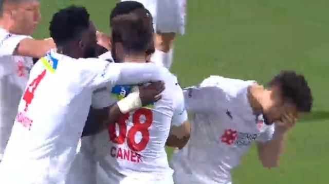 Sen ne yaptın Appindangoye! Sivassporlu futbolcu takım arkadaşını gole sevindiğine pişman etti Sen ne yaptın Appindangoye! Sivassporlu futbolcu takım arkadaşını gole sevindiğine pişman etti