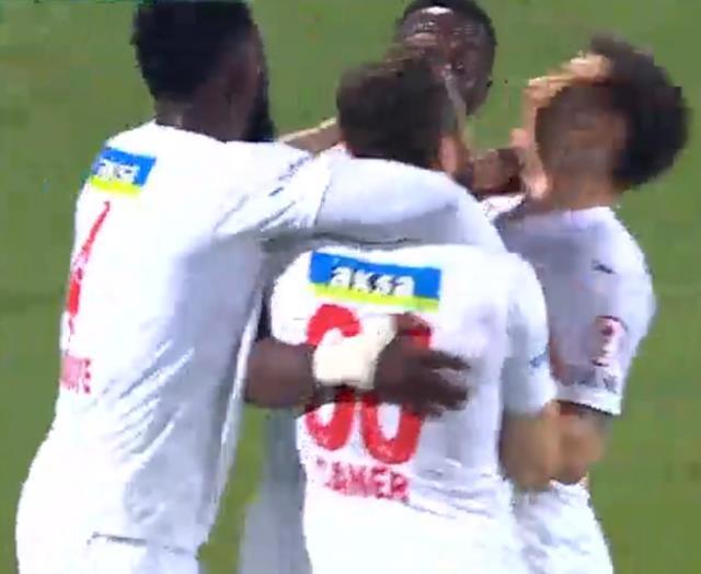 Sen ne yaptın Appindangoye! Sivassporlu futbolcu takım arkadaşını gole sevindiğine pişman etti Sen ne yaptın Appindangoye! Sivassporlu futbolcu takım arkadaşını gole sevindiğine pişman etti