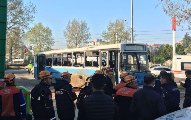 Son Dakika: Bursa'da infaz koruma memurlarını taşıyan otobüse bombalı saldırı: 1 şehit, 4 yaralı
