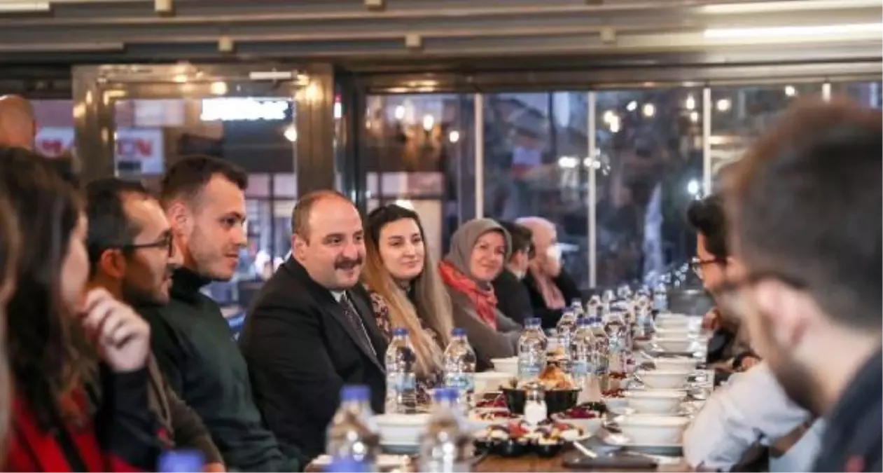 Bakan Varank, sürpriz iftar buluşmalarına Ankara'da devam etti