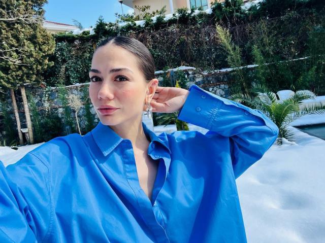 Demet Özdemir, cesur göğüs ve göbek dekolteli pozunu paylaştı