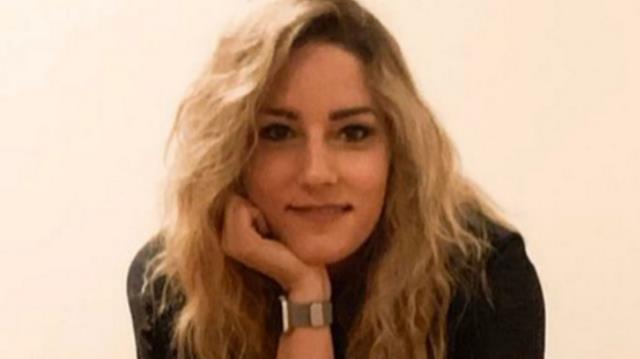 Restoranda yemek yiyen kadının göğüslerinin büyüklüğünden rahatsız olup, yönetime şikayet ettiler