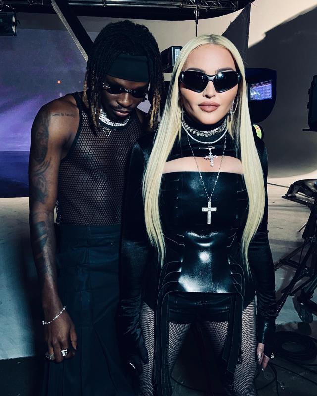 Sınırları zorlayan Madonna, yayınladığı videoda iç çamaşırını gösterdi Sınırları zorlayan Madonna, yayınladığı videoda iç çamaşırını gösterdi