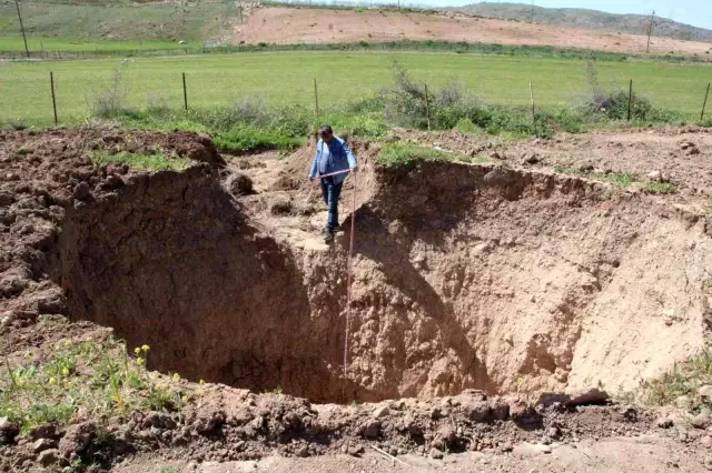 Tarlasını ekmeye hazırlanan çiftçinin dünyası başına yıkıldı: Hayatımda ilk defa böyle bir yarık görüyorum
