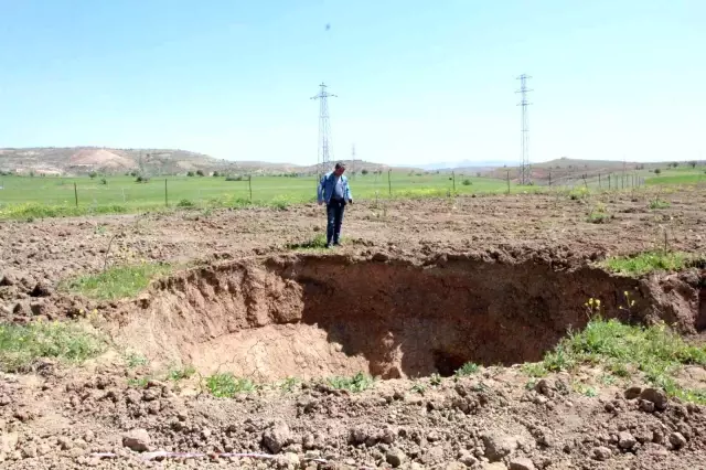 Tarlasını ekmeye hazırlanan çiftçinin dünyası başına yıkıldı: Hayatımda ilk defa böyle bir yarık görüyorum
