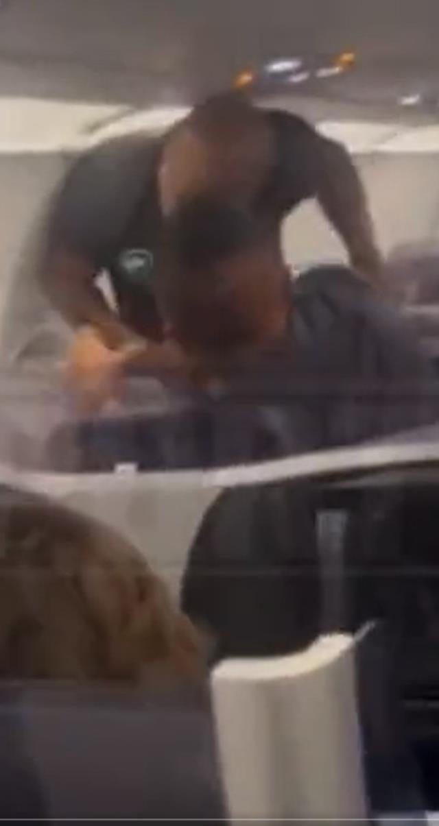 Uçağı ringe çevirdi! Öfkeden çıldıran efsane boksör Mike Tyson, hayranını öldüresiye dövdü