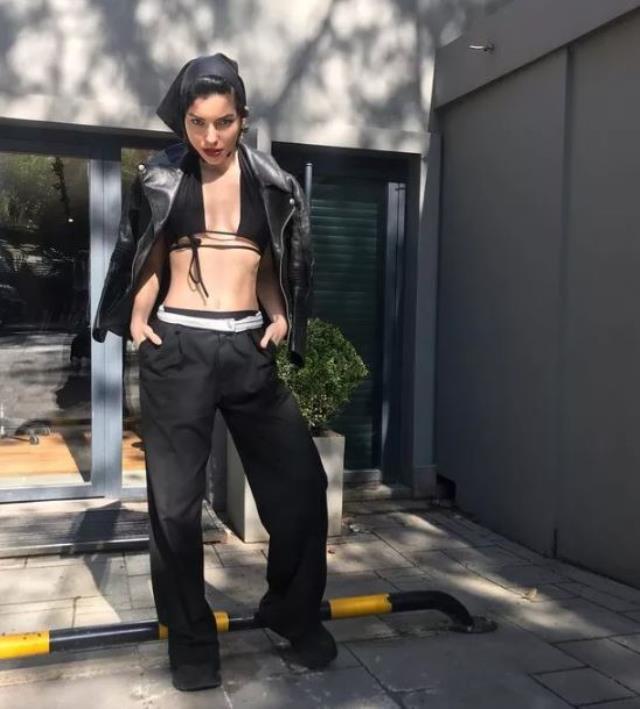 Ünlü oyuncu Merve Boluğur durulmuyor! Bu sefer de ceketinin düğmelerini açıp sütyenle poz verdi Ünlü oyuncu Merve Boluğur durulmuyor! Bu sefer de ceketinin düğmelerini açıp sütyenle poz verdi