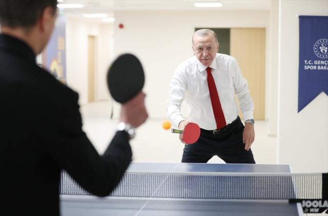 Cumhurbaşkanı Erdoğan, KYK yurdundaki öğrenciler ile masa tenisi oynadı Cumhurbaşkanı Erdoğan, KYK yurdundaki öğrenciler ile masa tenisi oynadı