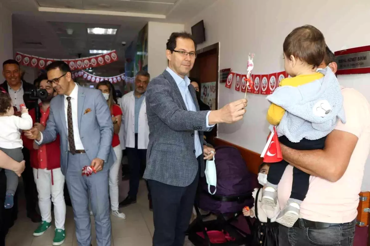 Hastanede yatan çocuklara 23 Nisan sürprizi