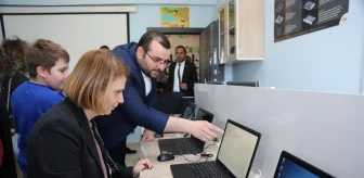 Hayırsever kadın İran sınırındaki okula bilgisayar laboratuvarı kurdu