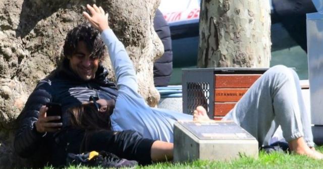 İbrahim Kutluay ve Edvina Sponza parkta aşka geldi İbrahim Kutluay ve Edvina Sponza parkta aşka geldi