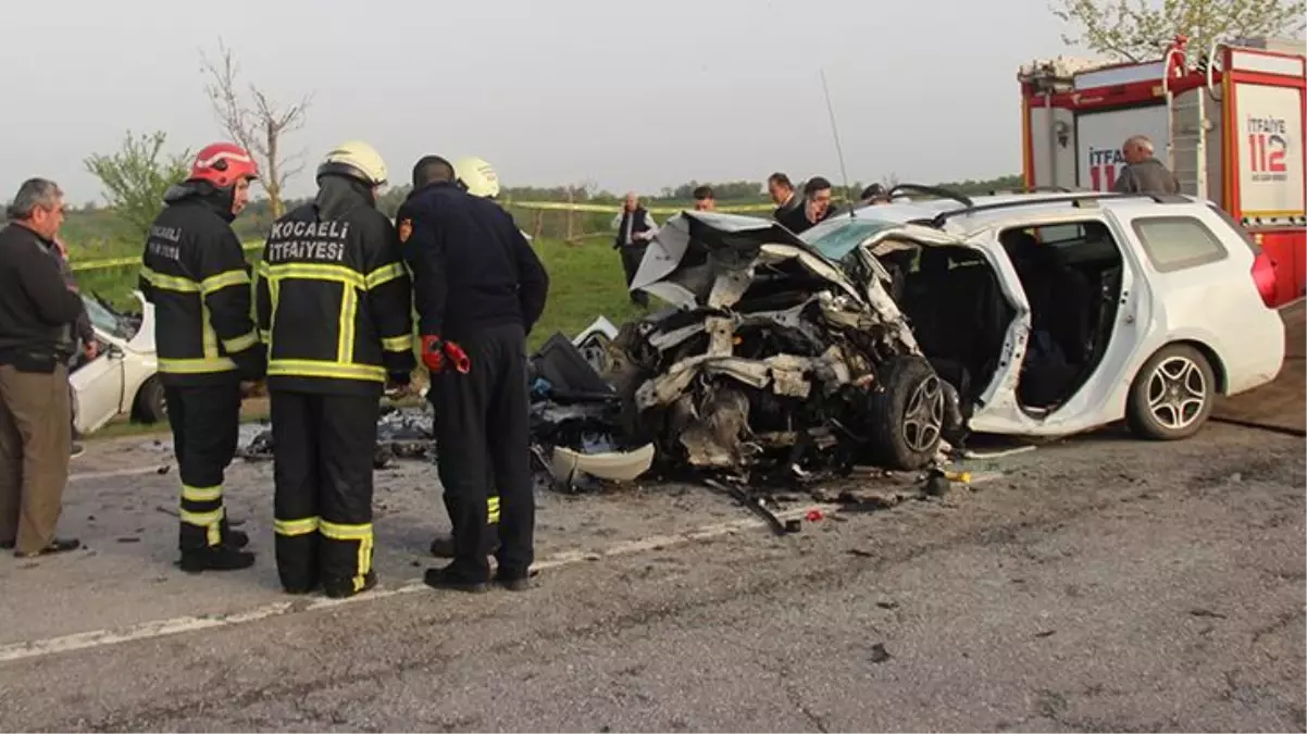 Karşı şeride geçen otomobil başka bir araçla kafa kafaya çarpıştı: 2 ölü, 1 ağır yaralı