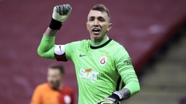 Muslera gidecek mi? Aldığı teklif Galatasaray'da tat kaçırdı