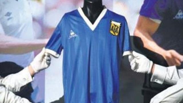 'Tanrı'nın Eli' satıldı! Futbol tarihinin en pahalı forması oldu 'Tanrı'nın Eli' satıldı! Futbol tarihinin en pahalı forması oldu