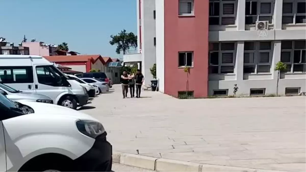 2 kadının çantasını çalan 2 kapkaç zanlısı tutuklandı