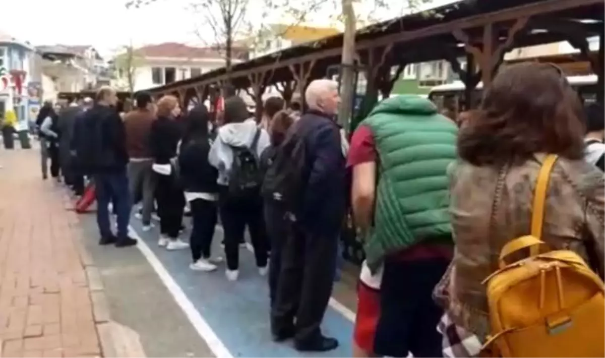 Büyükada'da metrelerce elektrikli araç kuyruğu oluştu