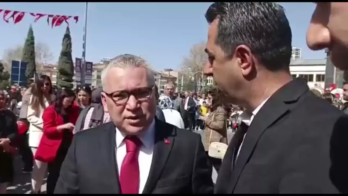 CHP Niğde İl Başkanı Adem, 23 Nisan Töreninde, Tören Alanında İl Milli Eğitim Müdürünü, Valiye Şikayet Etti: 'Devlet Protokolü Gelmeden, Tören...