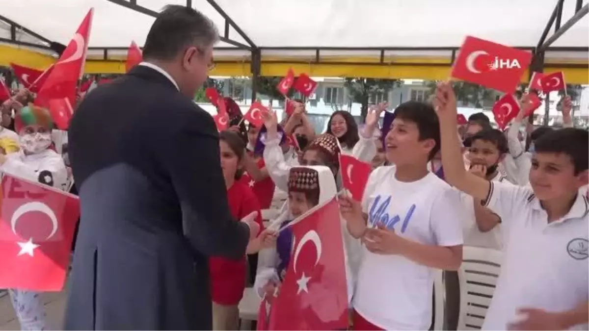 Çocuklarla oyuncak boyayan Vali Yılmaz, renkli görüntüler oluşturdu