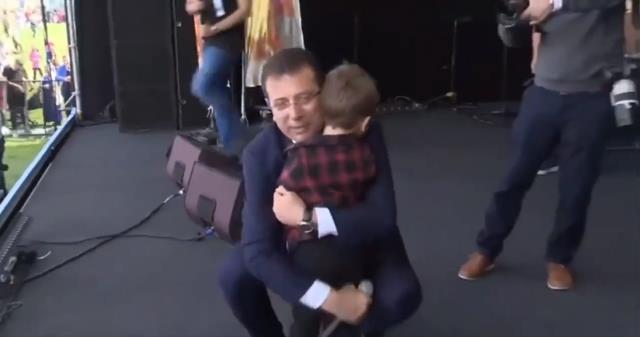 Ekrem İmamoğlu kalabalıkta kaybolan çocuğu sahneye çıkarıp ailesi ile buluşturdu Ekrem İmamoğlu kalabalıkta kaybolan çocuğu sahneye çıkarıp ailesi ile buluşturdu