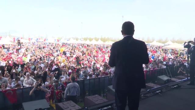 Ekrem İmamoğlu kalabalıkta kaybolan çocuğu sahneye çıkarıp ailesi ile buluşturdu Ekrem İmamoğlu kalabalıkta kaybolan çocuğu sahneye çıkarıp ailesi ile buluşturdu