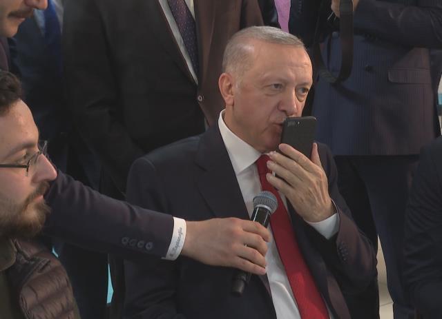 Gençler, iftarda Selçuk Bayraktar'ı ağırlamak istedi; Cumhurbaşkanı Erdoğan telefonla arayıp söz aldı Gençler, iftarda Selçuk Bayraktar'ı ağırlamak istedi; Cumhurbaşkanı Erdoğan telefonla arayıp söz aldı
