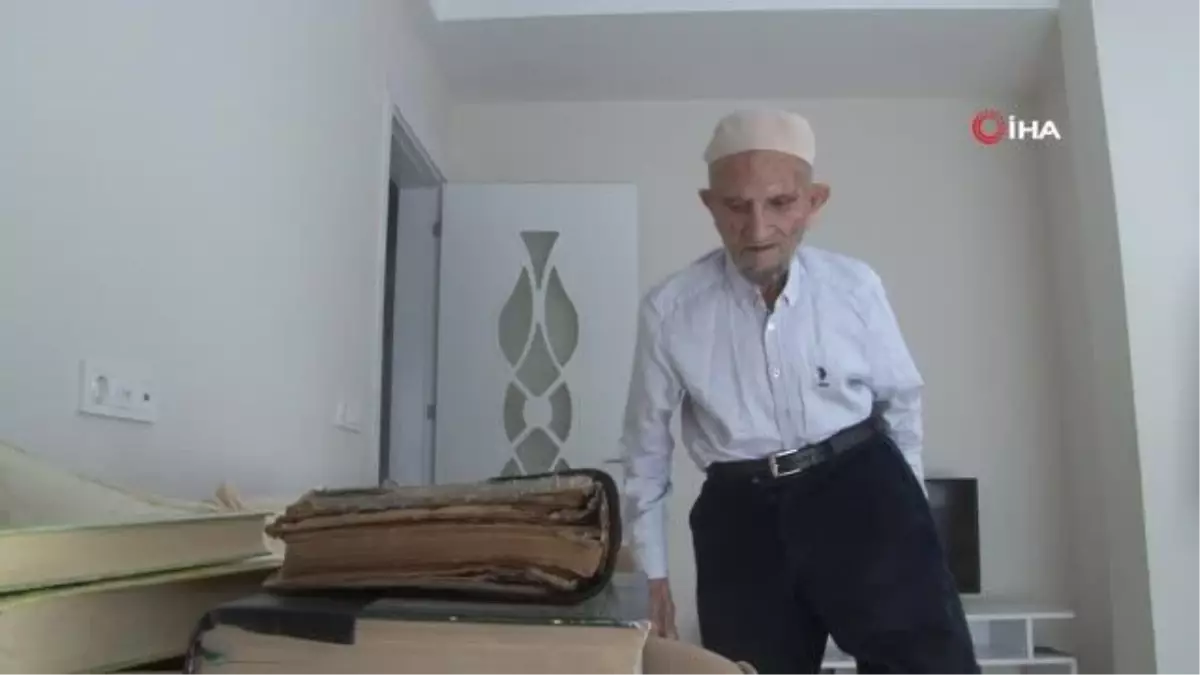 Kur'an'a adanmış 94 yıllık bir ömür... 76 yıl önce hafızlığını tamamlayan Cevat Oğuz, Kur'an-ı Kerim'i elinden düşürmüyor