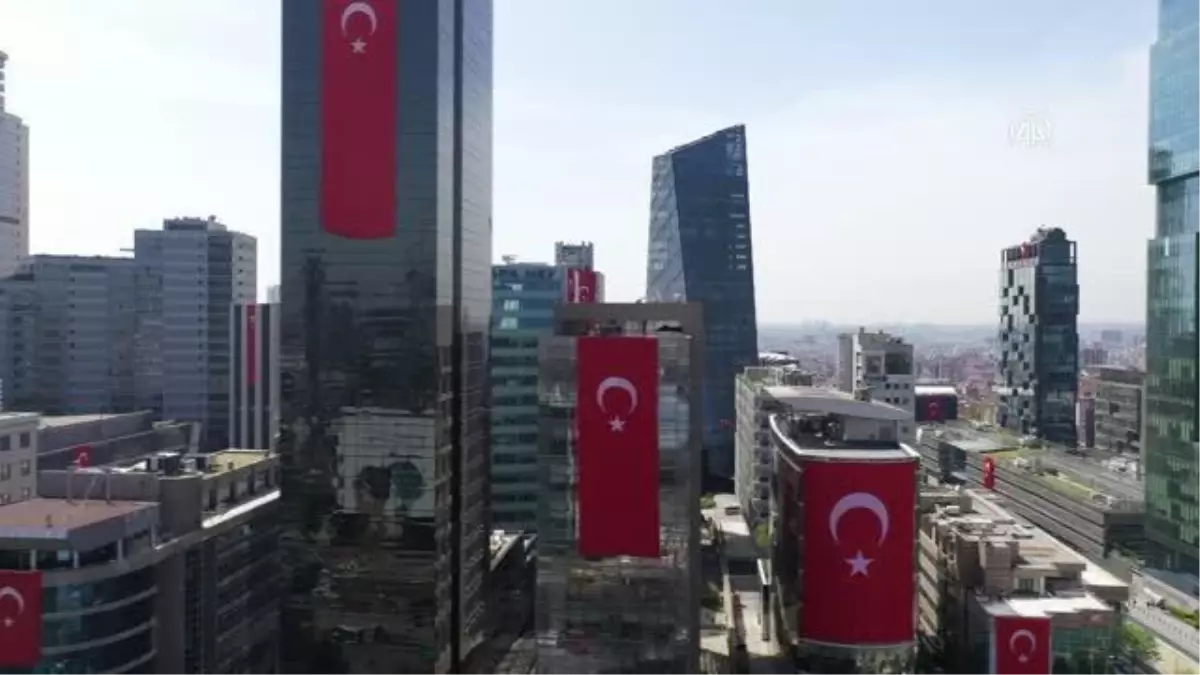 Levent'teki iş merkezleri bayraklarla donatıldı