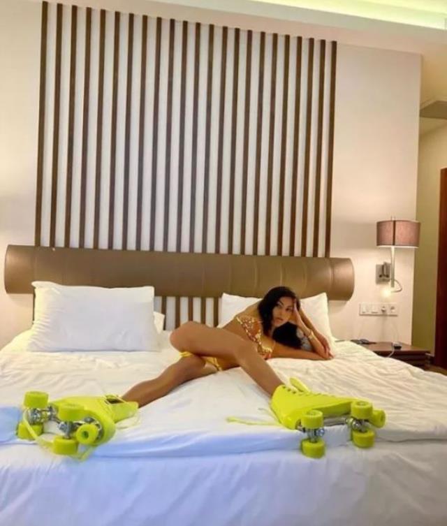 Sen ne yaptın Bahar? Yatağın üzerinde verdiği pozla fazla oynayınca bambaşka biri oldu Sen ne yaptın Bahar? Yatağın üzerinde verdiği pozla fazla oynayınca bambaşka biri oldu