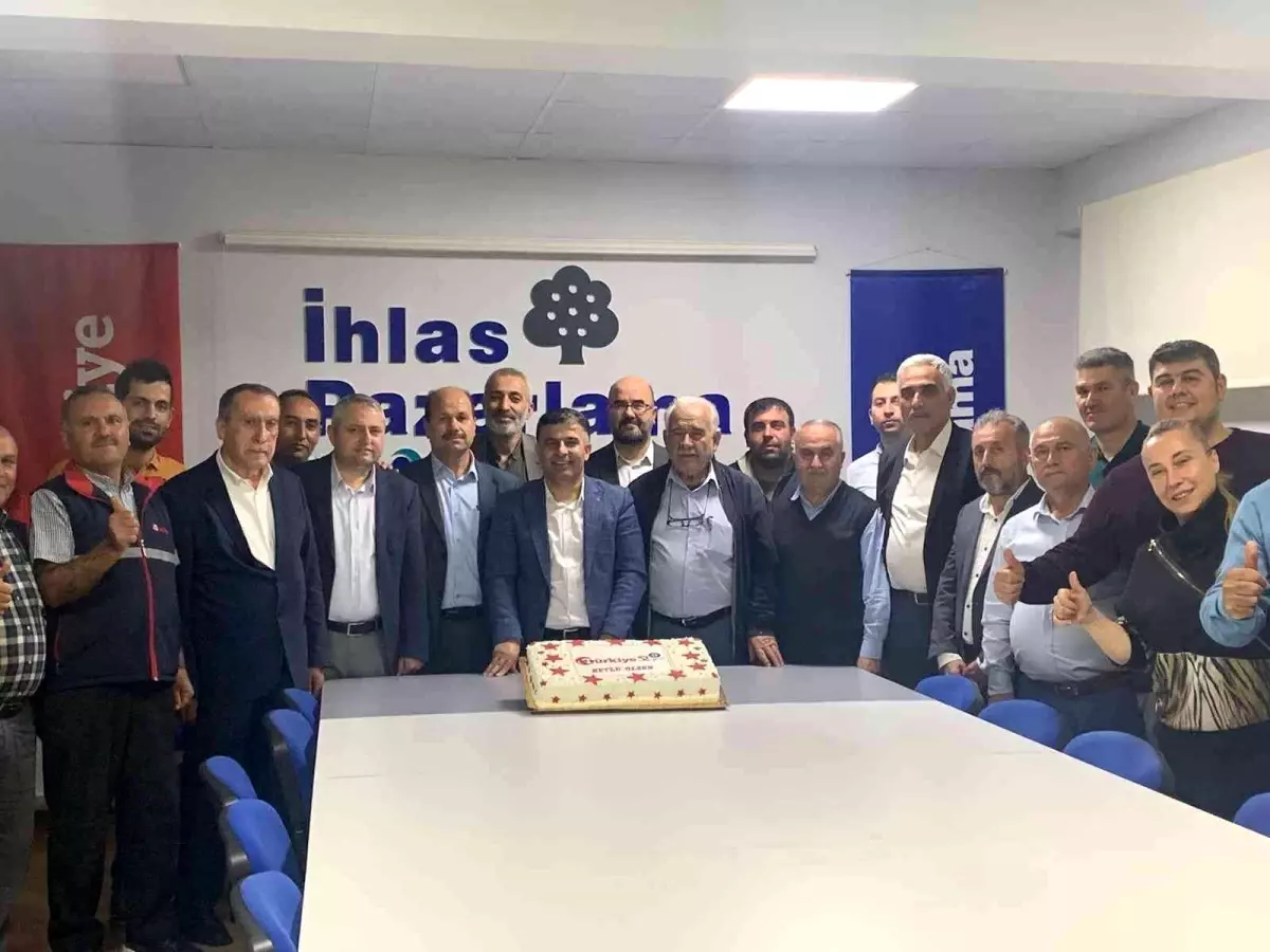 Türkiye Gazetesi'nin 52'nci yılı pasta kesilerek kutlandı