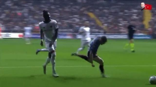 Türkiye, hakem Yaşar Kemal Uğurlu'yu konuşuyor! Adana Demirspor-Trabzonspor maçında verdiği karar olay oldu Türkiye, hakem Yaşar Kemal Uğurlu'yu konuşuyor! Adana Demirspor-Trabzonspor maçında verdiği karar olay oldu