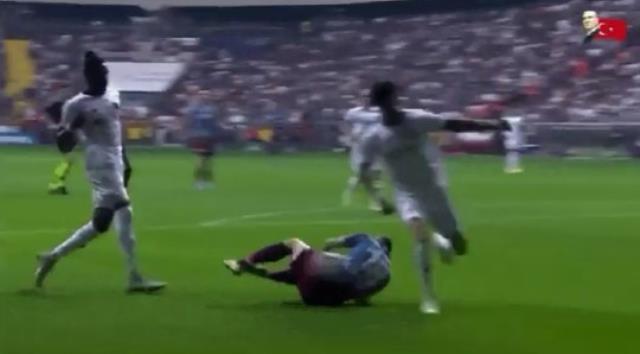 Türkiye, hakem Yaşar Kemal Uğurlu'yu konuşuyor! Adana Demirspor-Trabzonspor maçında verdiği karar olay oldu Türkiye, hakem Yaşar Kemal Uğurlu'yu konuşuyor! Adana Demirspor-Trabzonspor maçında verdiği karar olay oldu