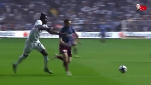 Türkiye, hakem Yaşar Kemal Uğurlu'yu konuşuyor! Adana Demirspor-Trabzonspor maçında verdiği karar olay oldu Türkiye, hakem Yaşar Kemal Uğurlu'yu konuşuyor! Adana Demirspor-Trabzonspor maçında verdiği karar olay oldu