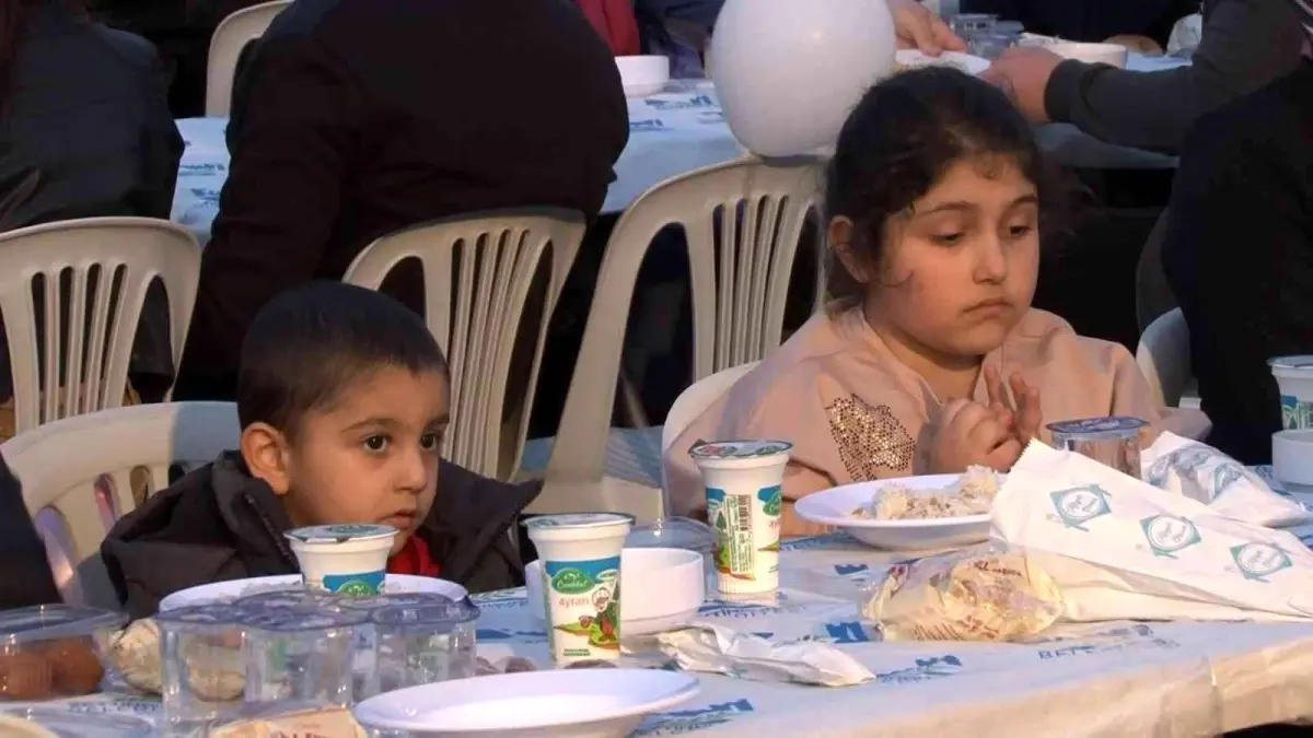 Zeytinburnu'nda düzenlenen iftarda 5 bin kişi aynı anda iftar yaptı