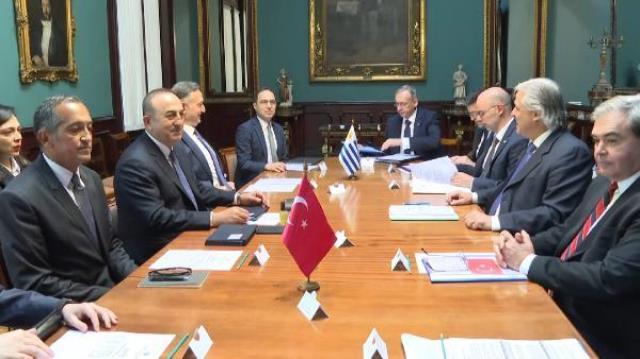 Bakan Çavuşoğlu, Uruguay'da Türkiye aleyhine slogan atan Ermeni protestoculara 'Bozkurt' işareti ile yanıt verdi Bakan Çavuşoğlu, Uruguay'da Türkiye aleyhine slogan atan Ermeni protestoculara 'Bozkurt' işareti ile yanıt verdi