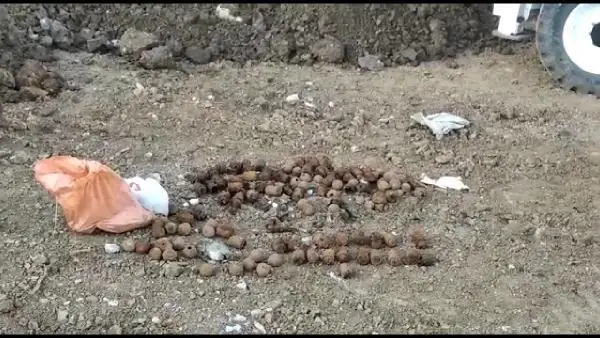 Bandırma'da inşaat kazısında toprağa gömülü halde el bombaları bulundu Bandırma'da inşaat kazısında toprağa gömülü halde el bombaları bulundu