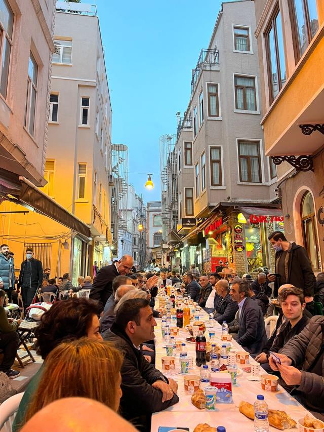 Beyoğlu'nda organize edilen sokak iftarına bine yakın insan katıldı